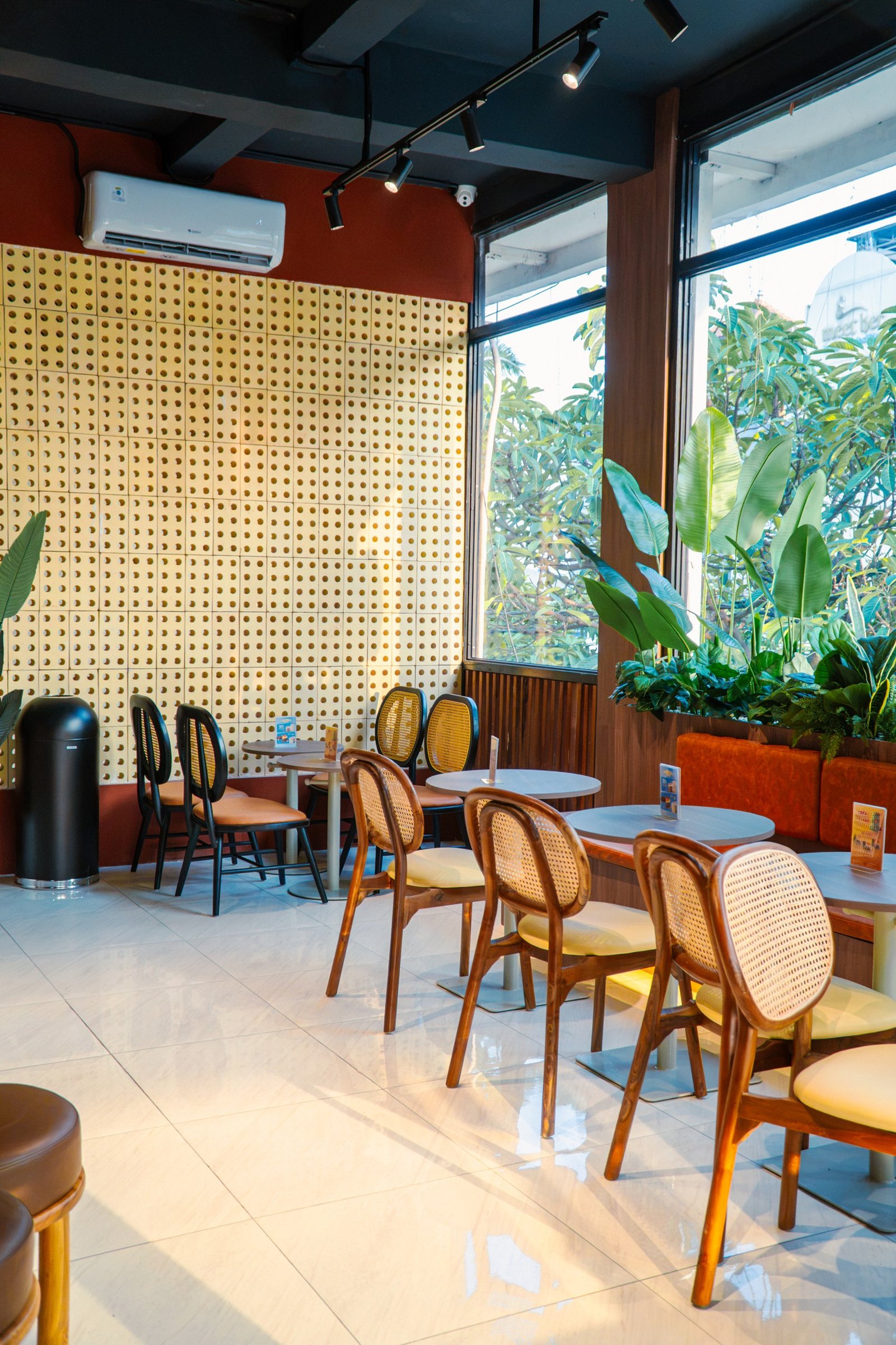 Flash Coffee M Kahfi Jagakarsa, retail interior and architecture design by Dika Ardi