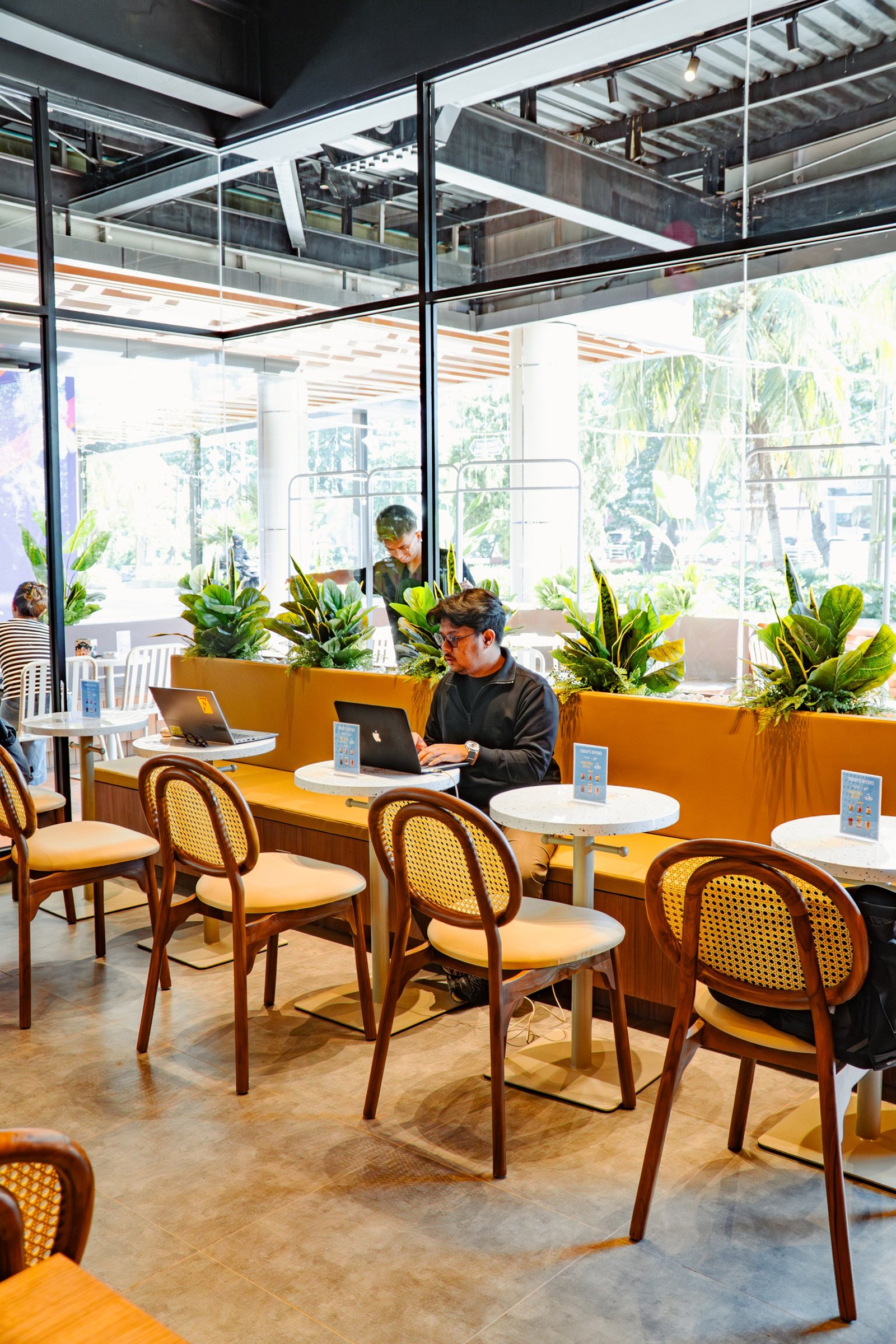 Flash Coffee Travoy Hub II, retail interior and architecture design by Dika Ardi